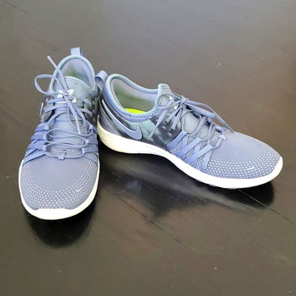 Nike Shoes - Women's Nike Free TR 7 AMP